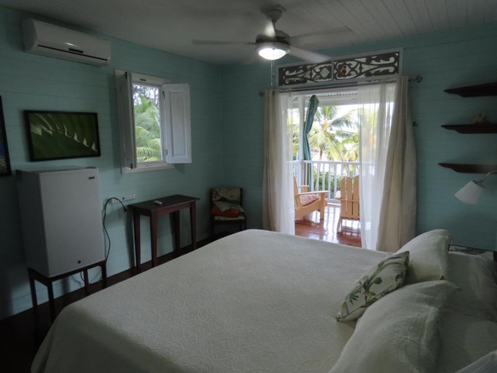 Sand Dollar Beach Bed & Breakfast Бокас дел Торо Екстериор снимка